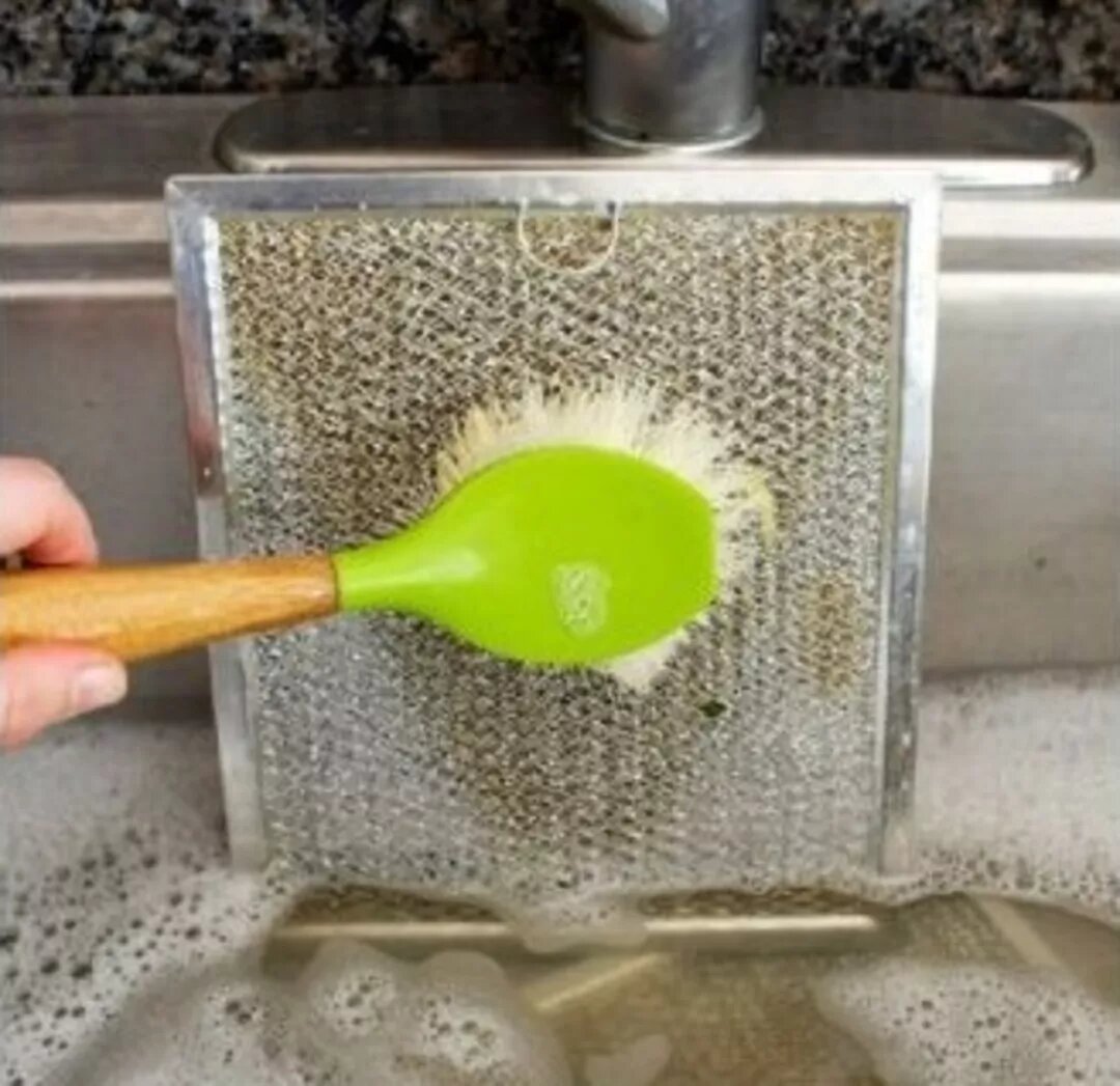 Чем отмыть вытяжку на кухне