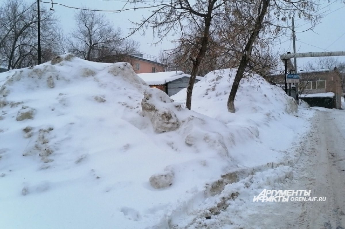 На участке появилась большая. Гора из снега. Сугробы снега на улице. Снег на земле. Сугробы в Казани.