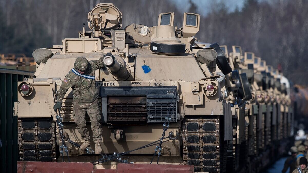    Американские танки Abrams на железнодорожной станции в Литве© AP Photo / Mindaugas Kulbis