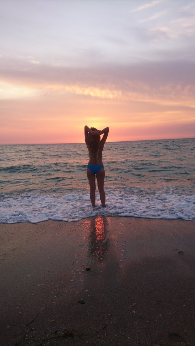 Одно солнце закрыло другое солнце.