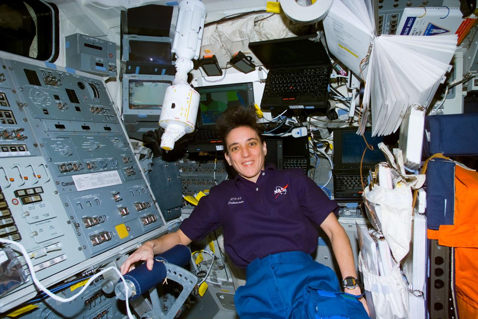 Нэнси Керри тестирует манипулятор RMS с заднего поста управления летной палубы МТКК «Индевор». Фото: архив STS-88 NASA.