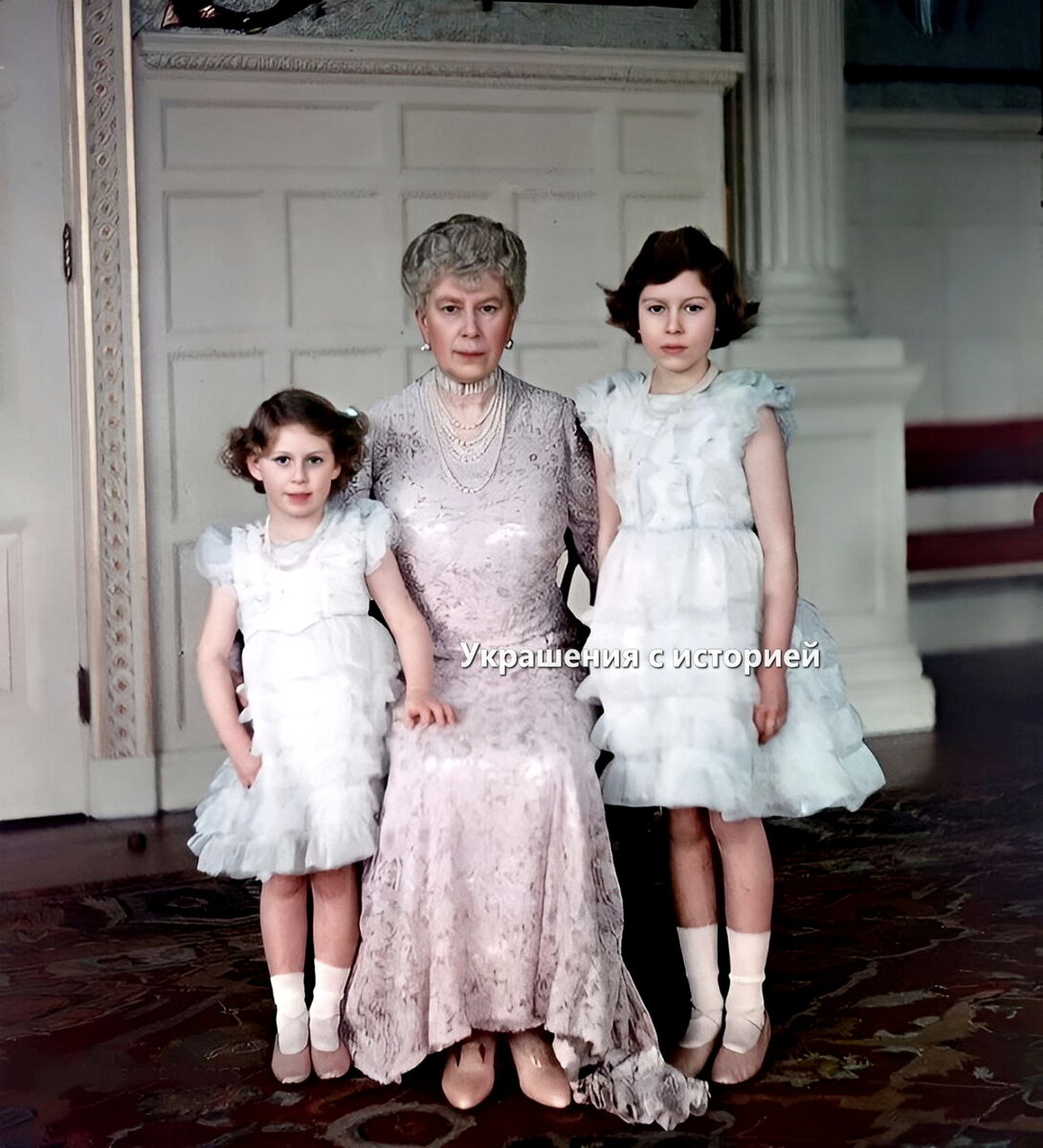 Королева Мария Текская с внучками - принцессой Маргарет (слева) и будущей королевой Елизаветой Второй (справа)