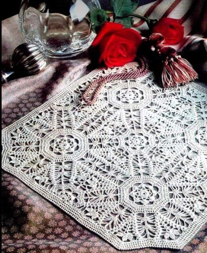 Скатерть фото и схема. Квадратная салфетка крючком. Скатерть из квадратных мотивов. Прямоугольная салфетка крючком. Скатерть крючком BP vjnbdjd.