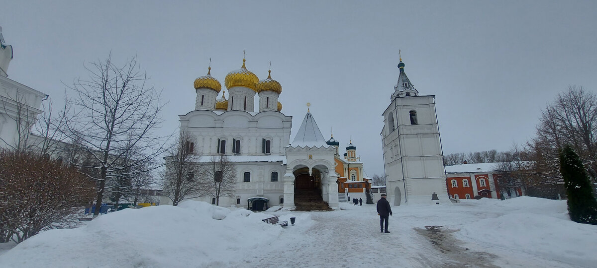 Внутри стен монастыря. Фото автора. 