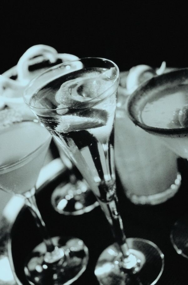 Всем известно, что пить водку, безусловно, вредно для здоровья. Однако в некоторых случаях водка может быть полезной. Эксперты Роскачества составили список полезных свойств 40° спирта. 
10 полезных свойств водки:

1. Лечебные настойки Полезными могут быть водочные настойки на прополисе, лекарственных травах, кукурузе и орехах. Однако их должен назначать врач, учитывая тяжесть заболевания и течение болезни.

2. дезинфицирующее и обезболивающее средство при травмах. При отсутствии такового водку можно использовать для очищения раны или принимать в небольших дозах как противошоковое средство. Водку можно употреблять сразу после травмы для снятия стресса.

3. от зубной боли. В этом случае используйте водку для полоскания вокруг зуба, который болит, в течение минуты.

4. для лечения герпеса. При рецидивах герпеса волдыри прижигают настойкой березовых почек, которую принимают по 1 чайной ложке до 5 раз в день.

5. от перхоти. Поможет полоскание розмариновой настойкой, приготовленной из стакана водки и 2 чайных ложек розмарина.

6. от кашля. При бронхите и приступах бронхиального кашля можно принимать 20-25 г водочной настойки с медом или малиной; принимать по одной чайной ложке три раза в день в течение двух недель.

7. от бессонницы. Чтобы нормализовать сон, выпейте 30 г водки в качестве альтернативы снотворному.

8. для аппетита. Небольшое количество водки обычно назначают перед едой людям, страдающим кахексией или усталостью. Таким образом, иногда он может способствовать пищеварению.

9. для растирания. Водка активизирует капилляры. Поэтому, выйдя с мороза, полезно осторожно растереть обмороженное место водкой.

10. для припарки. Для всех случаев, требующих местного прогревания, таких как ушные инфекции, артрит, боль в горле и мастит.