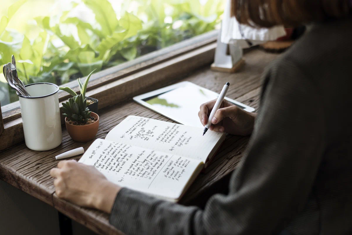 Писатель за столом. Писать книгу. Писатель пишет. Стол писателя.