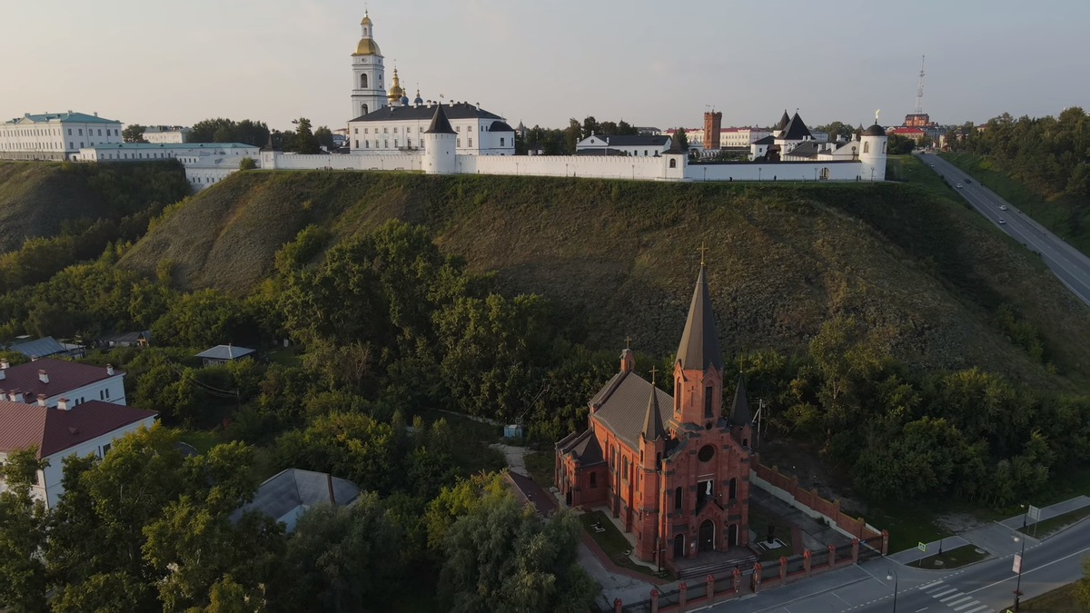 В городе есть не только православные храмы, но и католический костёл, и мечеть