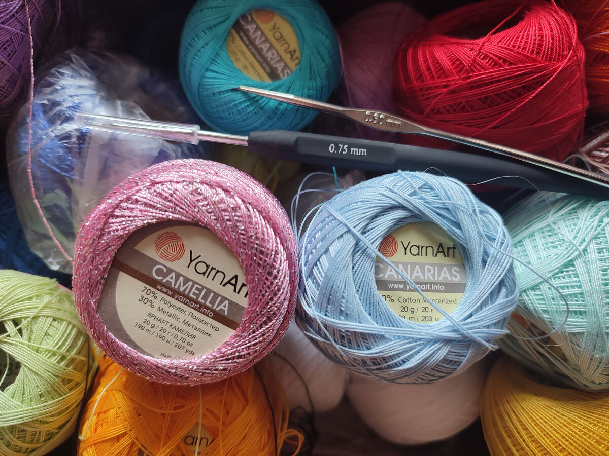YarnArt CAMELLIA очень жесткая наощупь из-за блестящей металлической нити, но, к счастью, куколкам все равно! Выглядит эта ниточка очень красиво и стоит дешевле, чем YarnArt  CANARIAS