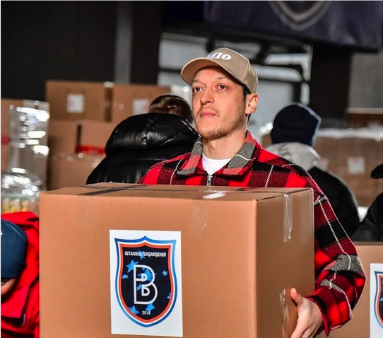 Месут Озил в пункте помощи