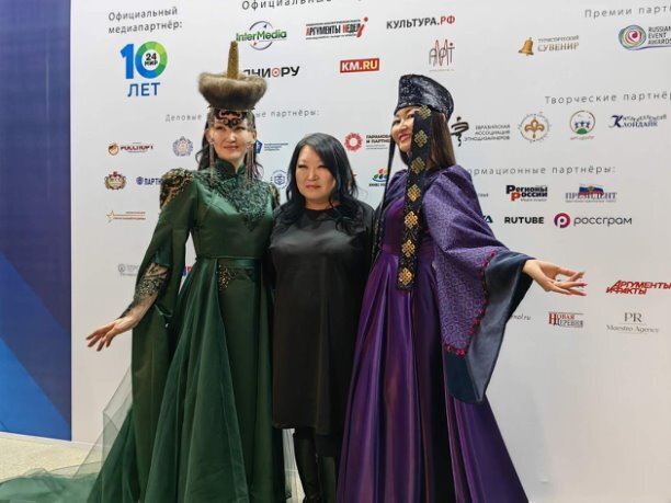 Примерно вот такие наряды были на показах