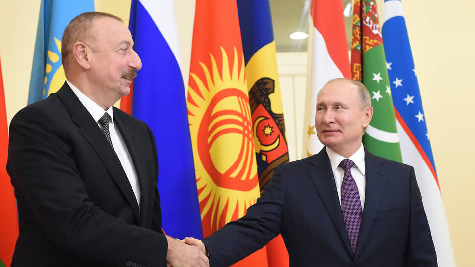 Фото: Анатолий Жданов / Коммерсантъ📷Ильхам Алиев (слева) и Владимир Путин