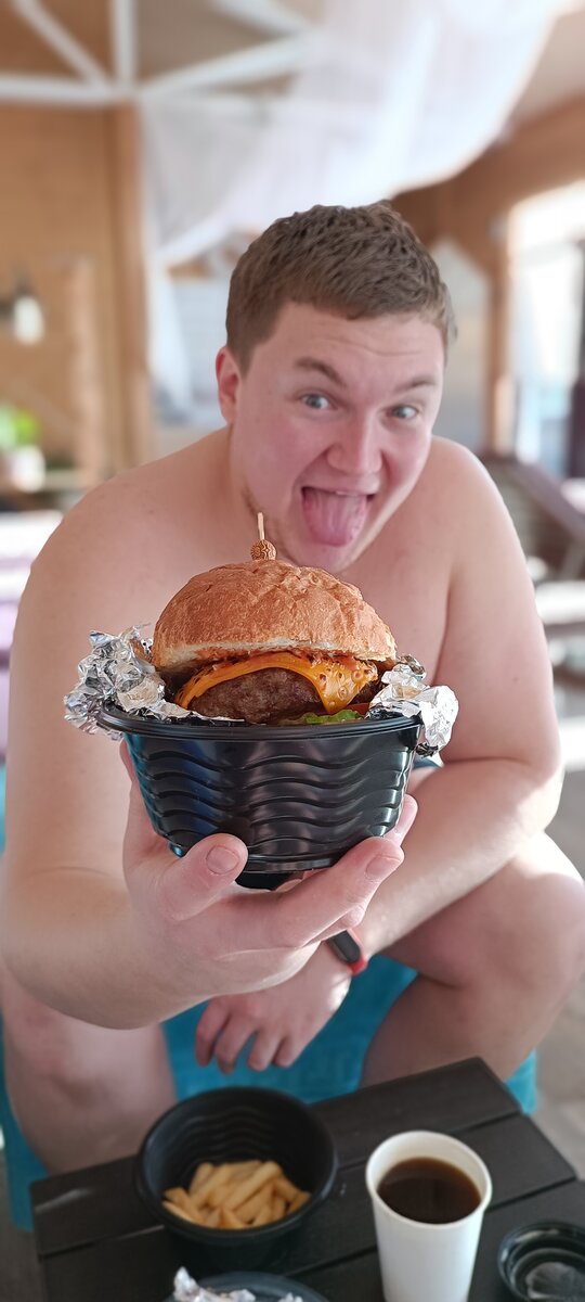 Дмитрий собственной персоной, люблю я поесть )))) 