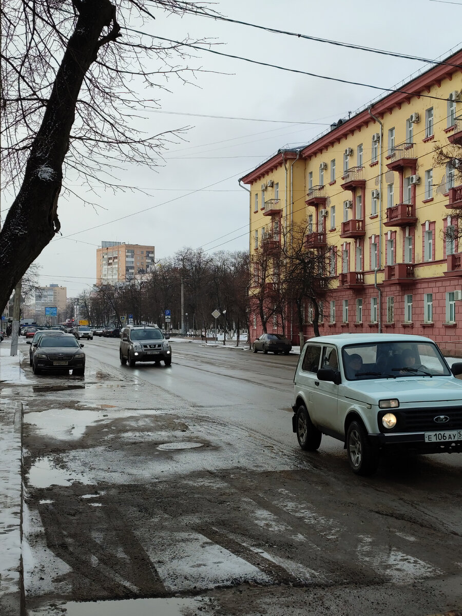 Гостиница "Орёл" (справа), далее по улице сквер Танкистов.