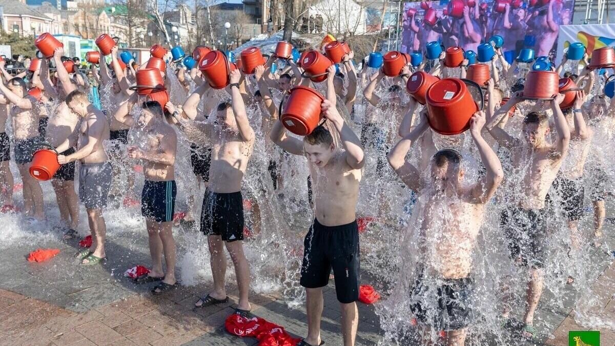     Обливаться ледяной водой на мороз вышли самые решительные и мужественные жители Владивостока. Столица ДФО стала одним из 19 городов России, которые присоединились к акции «Быть здоровым — это модно!».