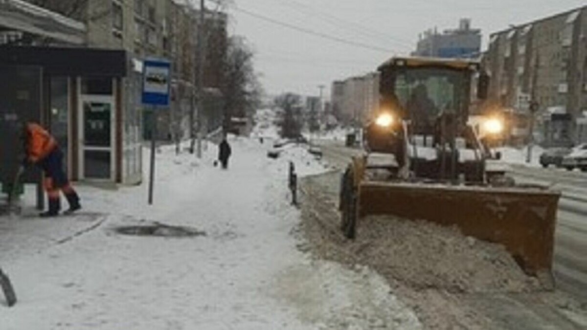     В данный момент на городских магистралях работают 75 единиц техники, которые расчищают улицы от последствий обильного снегопада. К вечеру воскресенья 26 февраля группировка дорожных машин усилится, чтобы подготовить улицы и тротуары к трафику рабочего дня.