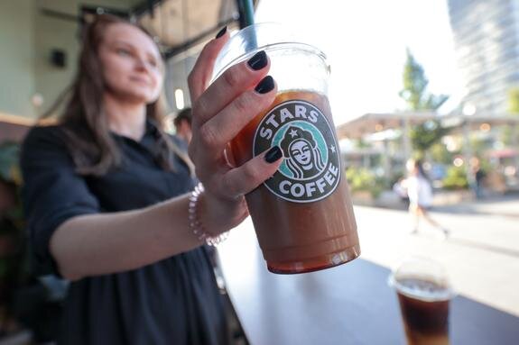    Starbucks уже не тот. А может, Тимати его сделал только лучше? Фото: Global Look Press
