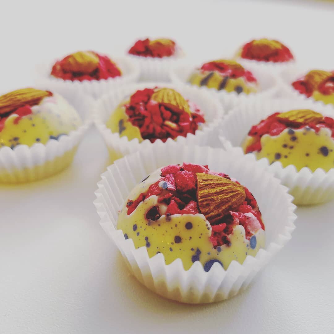 Открытые конфеты из белого шоколада с миндалём и клубникой 🍓