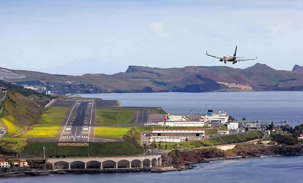 Аэропорт на португальском острове Мадейра, считается одним из самых опасных и одновременно уникальных в мире. Дело в том, что остров Мадейра это сплошная скала, где раскинулись реликтовые леса.-2