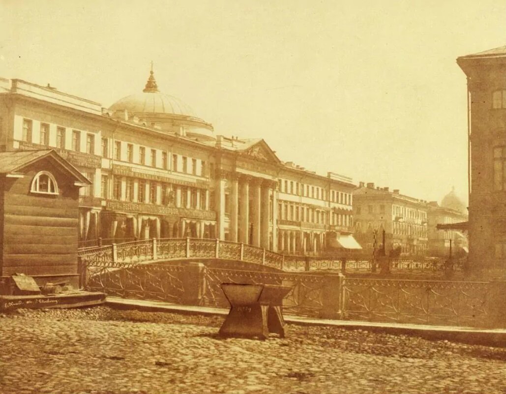 Такой полосатенький масляный фонарь можно разглядеть на этом фото - справа. Фотография 1856 года, вид на Невский проспект у Зеленого моста и Голландской церкви