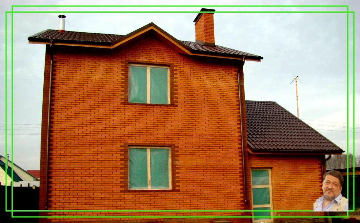 На этой стене появились высолы. Если присмотреться, то рядом с окном первого этажа, справа, некачественно выполнили работу.