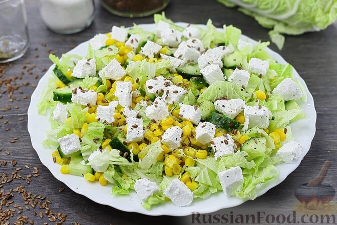 капуста пекинская, кукуруза консервированная, огурцы, сыр фета, масло растительное, семена льна, перец чёрный молотый, соль