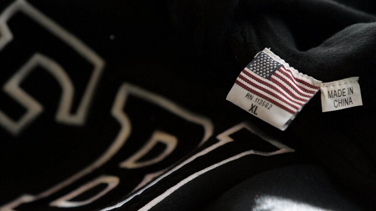    Толстовка, сделанная в Китае, с инициалами ФБР (Федеральное бюро расследований)© AFP 2023 / BRENDAN SMIALOWSKI