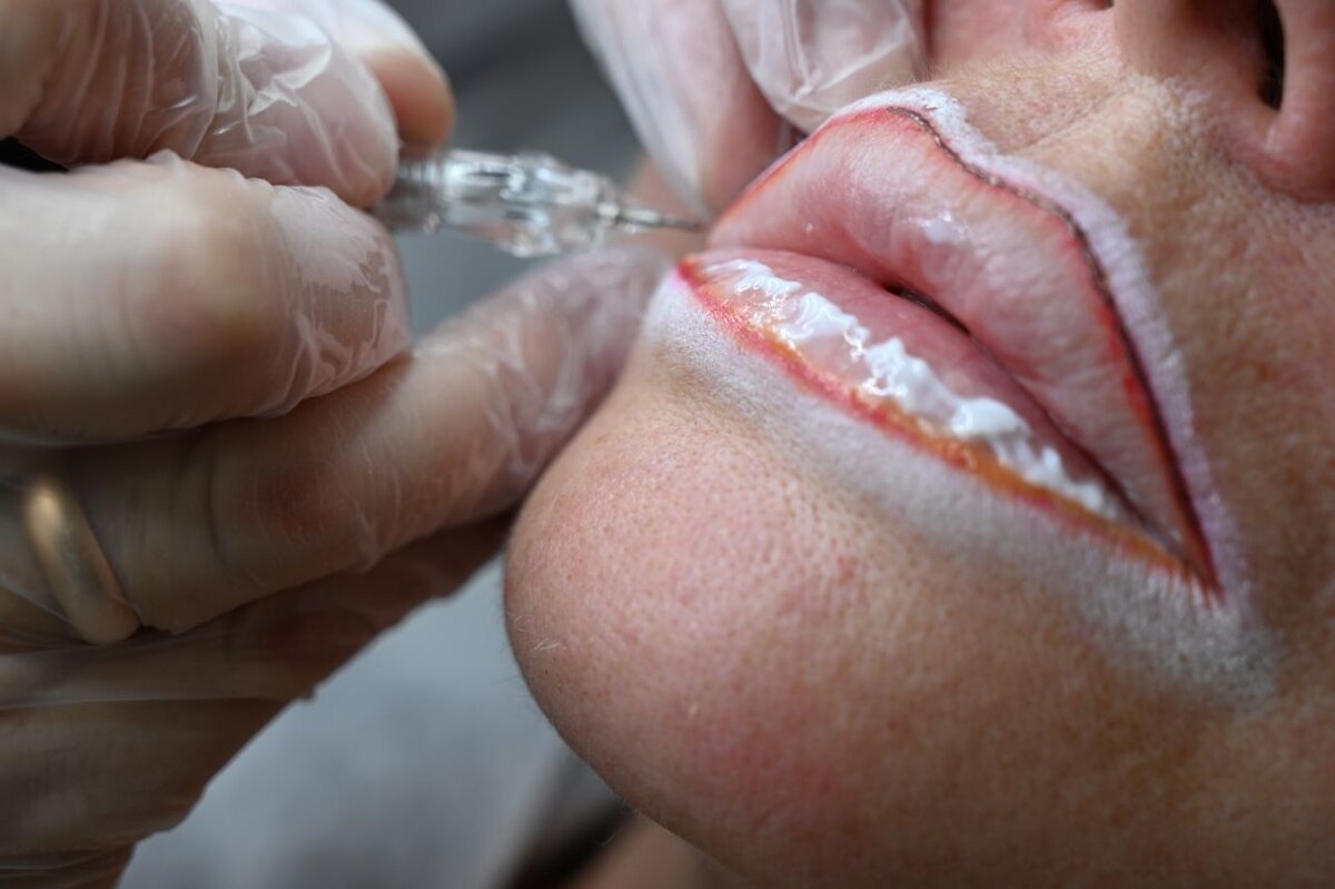 Татуаж губ. Фото предоставлено Д.Р. Гришкяном. Имеются противопоказания, требуется консультация специалиста 