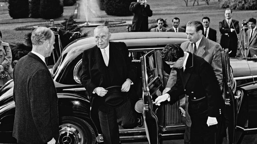 Тот самый Mercedes 300 и выходящий из него Конрад Аденауэр, которого в Германии до сих пор очень любят. Сам автомобиль серии W186/W189, который задним числом получил имя Mercedes Adenauer — безусловно, тоже