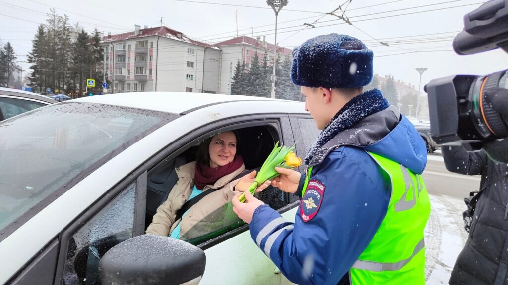 Женщина за рулем. Полиция ДПС. Гибдд дарит цветы