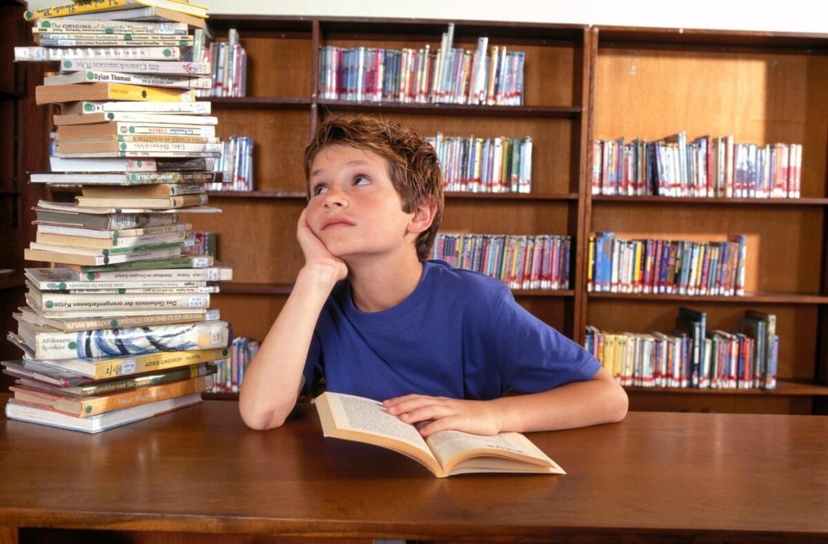 Рассказы нового многого. Дети в библиотеке. Чтение школьник. Дети с учебниками. Ученики в библиотеке.