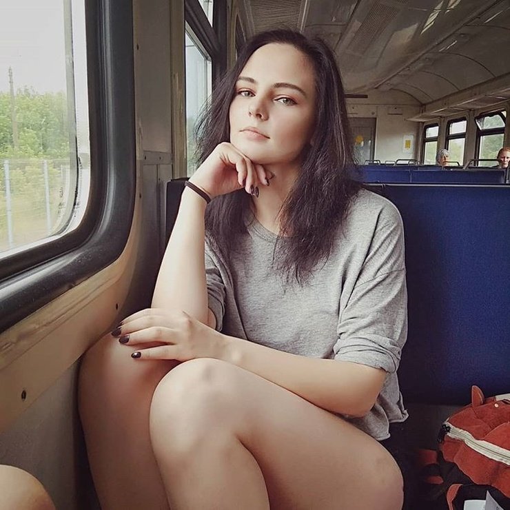 Женщины в купе поезда. Девушка в электричке. Девушка в поезде. Красивые девушки в поезде. Красивая девушка в электричке.