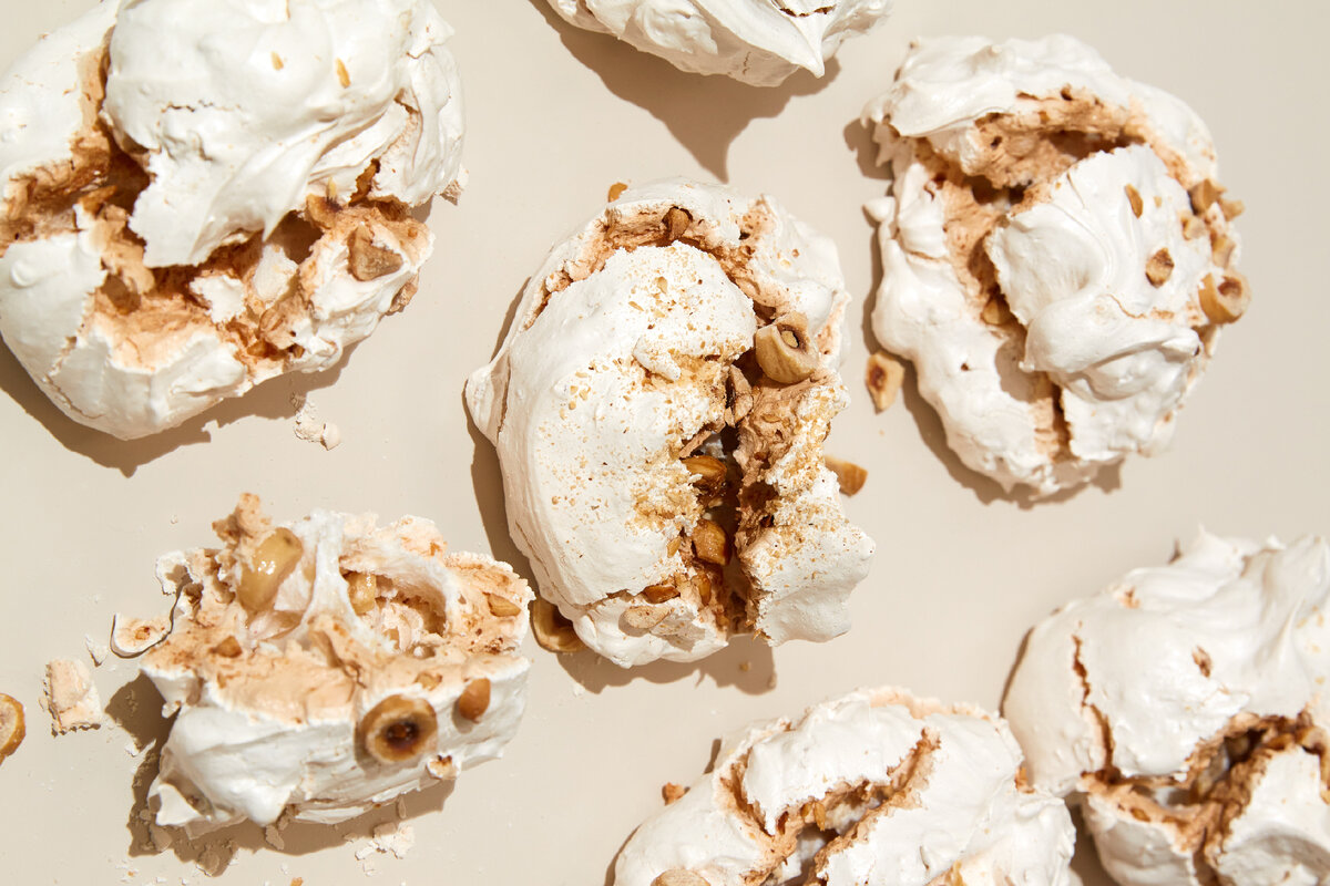 Так выглядят печоринские безе с фундуком.