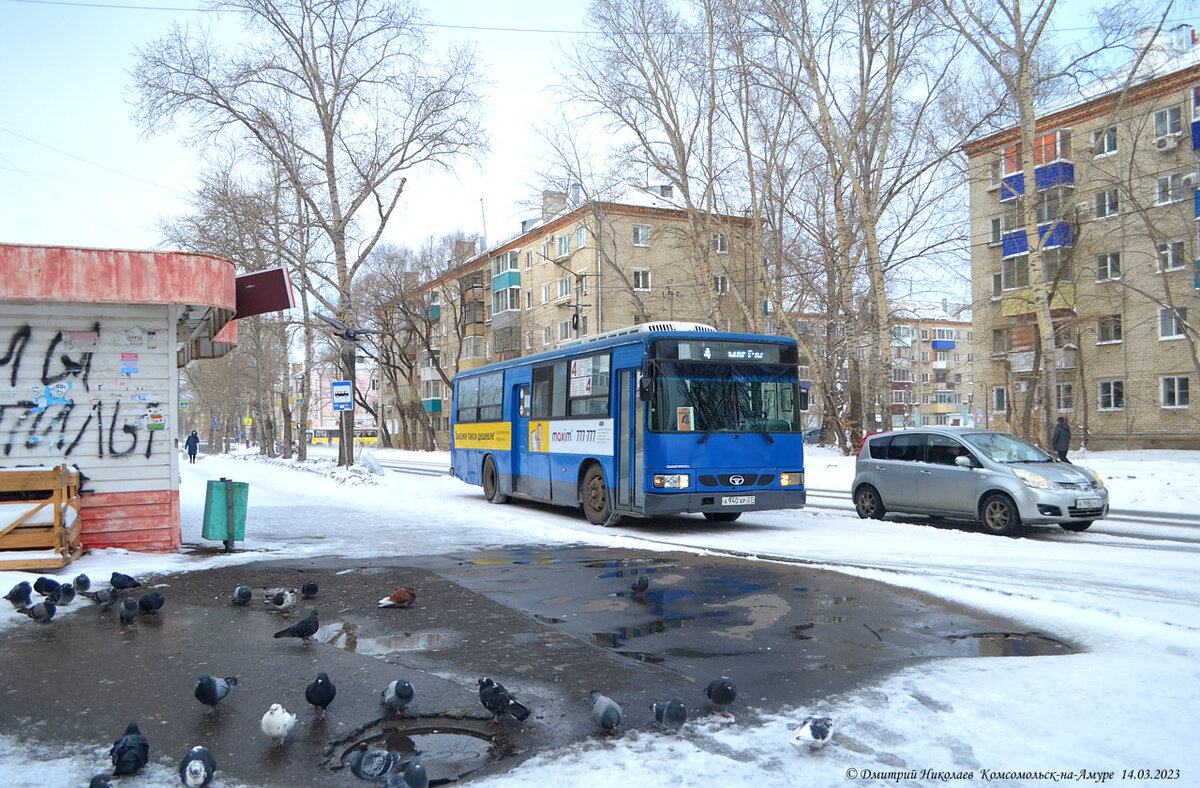 Автобус маршрута №4 в неположенном месте на ул. Ленинградской. 14.03.2023 г.