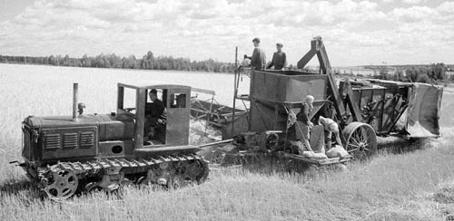 Комбайн "Сталинец-6" на уборке зерновых. Фото из открытого источника.
