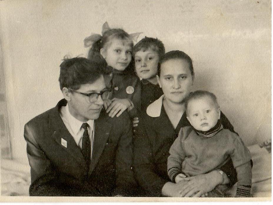 А это наша семья. И мама с папой, которые в те годы "наплодили" аж троих ребятишек. 