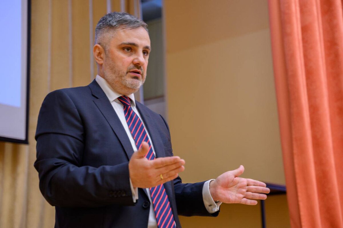 Дмитрий Владимирович Кику, заместитель директора Департамента контроля за внешними ограничениями Министерства финансов России, кандидат политических наук, профессор Дипломатической академии Министерства иностранных дел России, папа троих детей, в том числе Паши, ученика нашей школы №1590