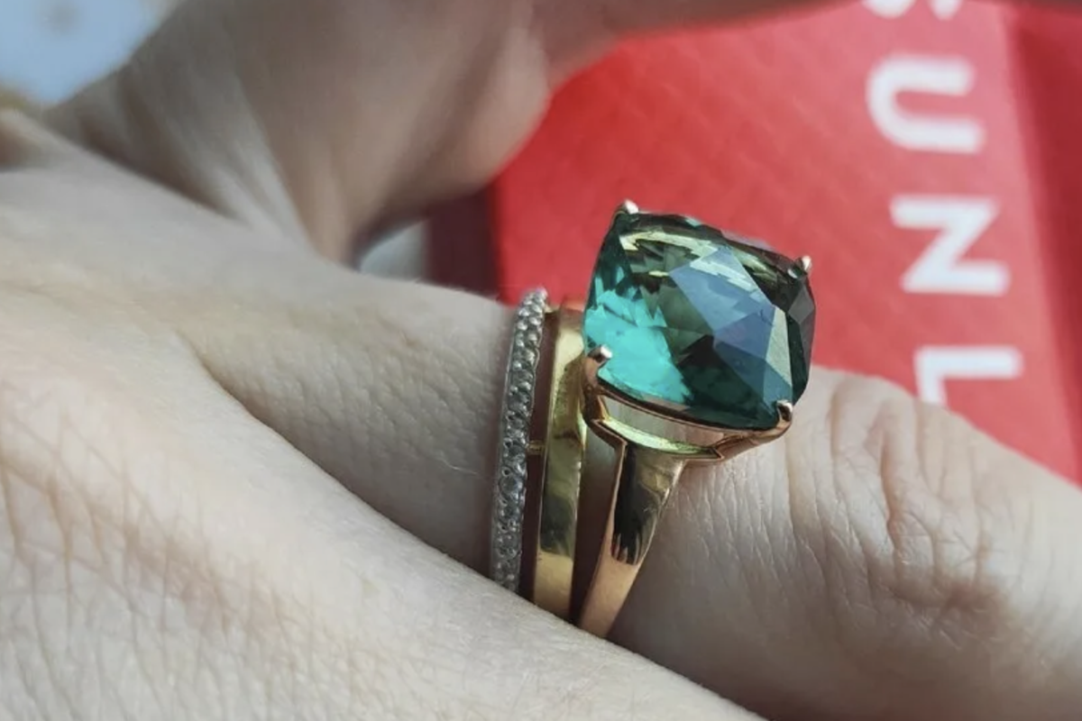 Кольцо с красивым зеленым стеклом