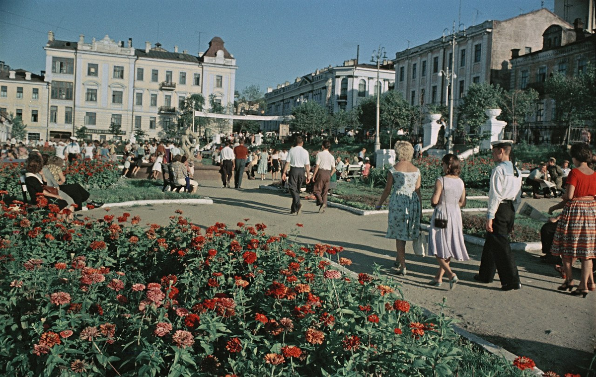 Советские цветное фото. 50-Е 60-Е года в СССР. Москва СССР улица Горького 1950-е. Города СССР В 1950 году. СССР Московская улица осень 70е люди.