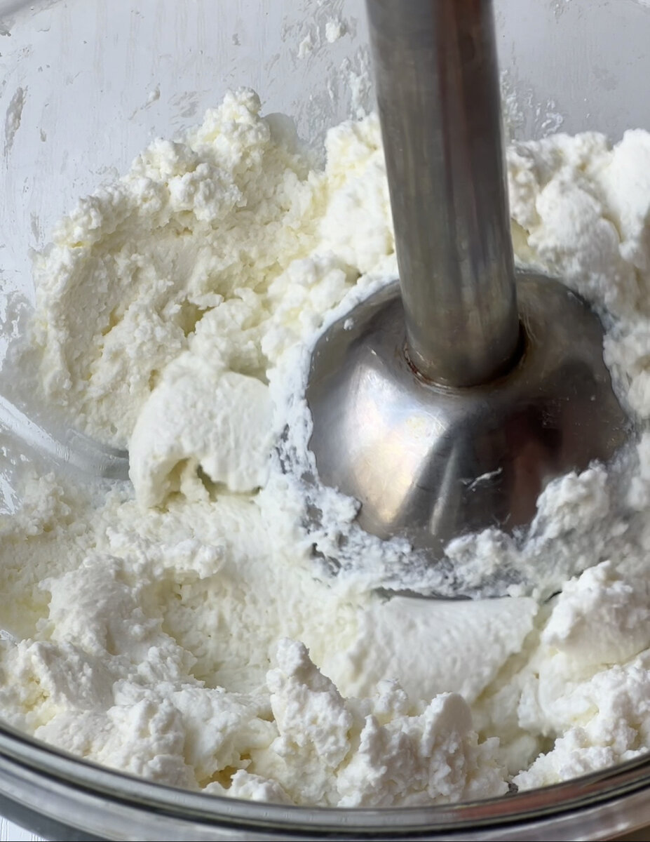 Творог хорошо пробиваем блендером до кремовой консистенции 