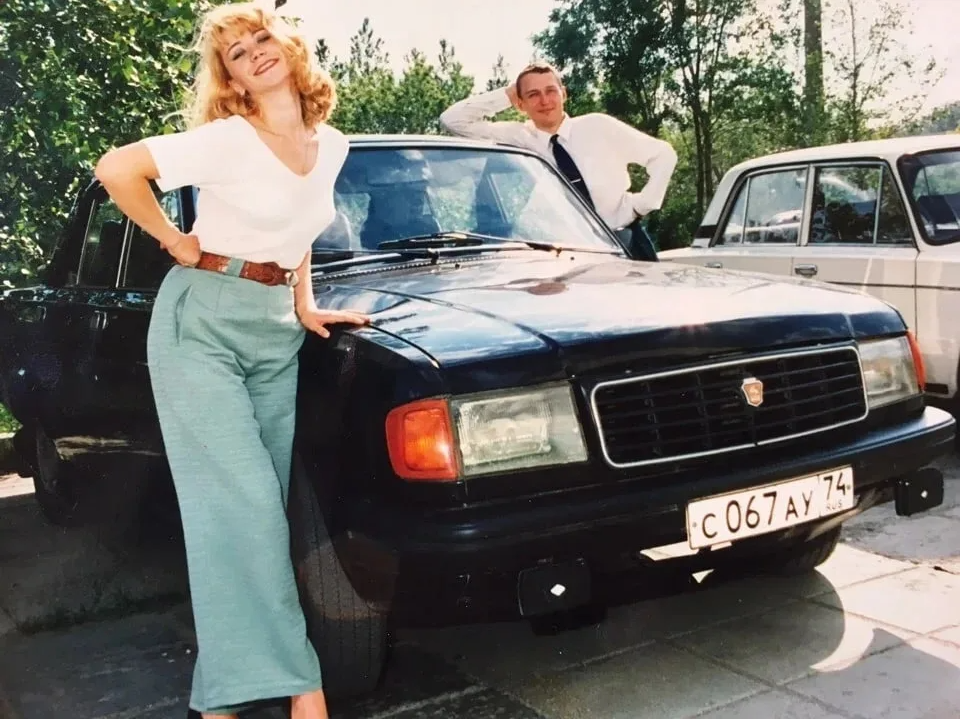 Мода лихих 90х. Как бы я выглядела в 90х capcut. Образ 90-х годов. Женский образ 90-х годов россия. Питер тернли катя.