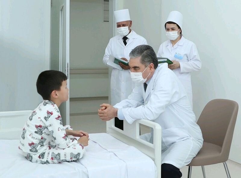 Гурбангулы Бердымухамедов беседует с маленьким пациентом