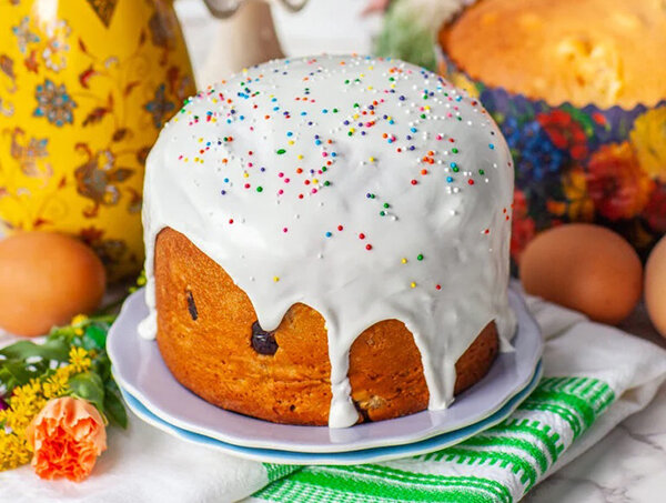 После этого аккуратно добавить муку и перемешать взбитые белки