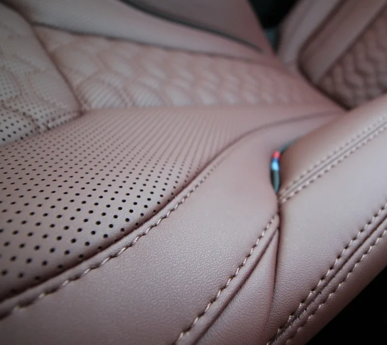 Обивка салонов автомобилей, изготовленная из натуральной перфорированной кожи, обеспечивает дополнительную вентиляцию за счет встроенных в сиденья воздуховодов, систем кондиционирования и климат-контроля.