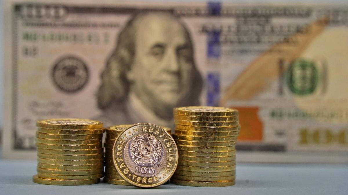    Деньги. Тенге на фоне долларов:NUR.KZ/Владимир Третьяков