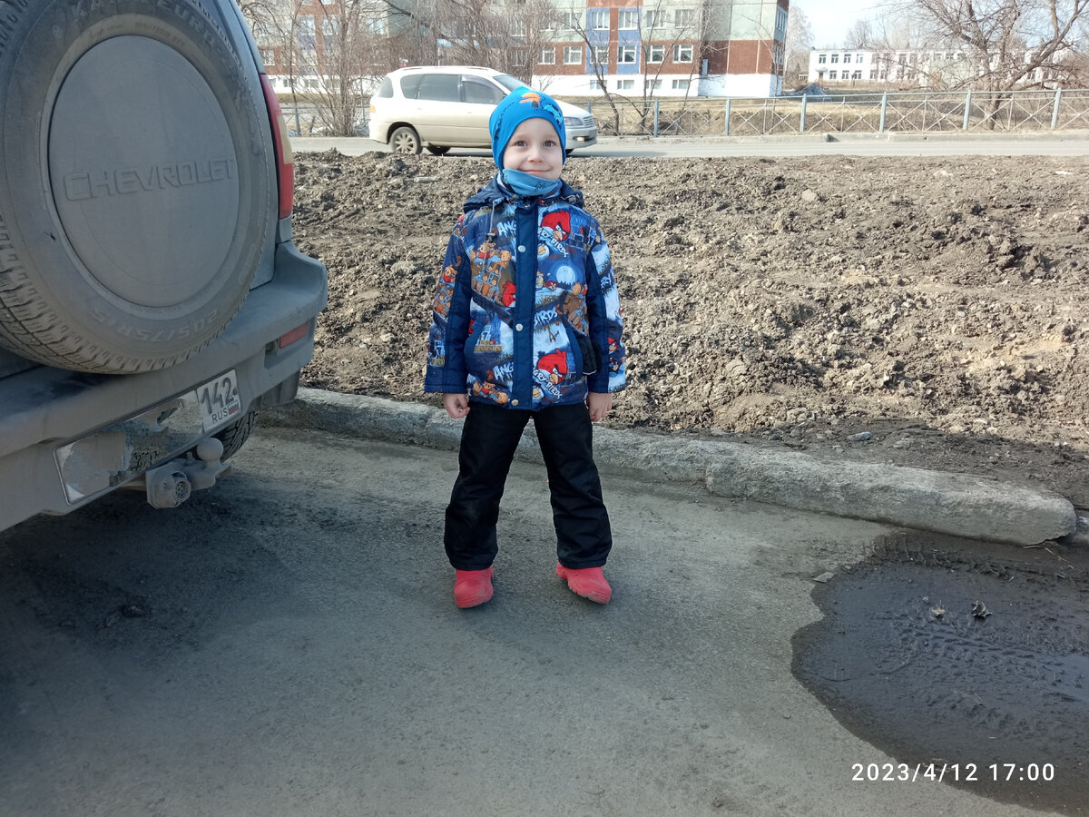 Вадим, почти пять лет. Фото называется: мама, сфотографируй меня и грязь)))