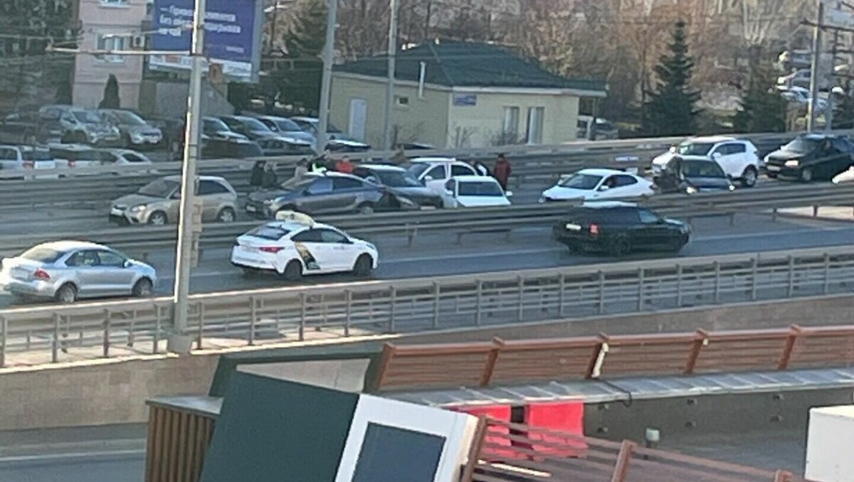     В Казани произошло серьезное ДТП на мосту на улице Фатыха Амирхана. Об этом сообщил корреспондент Inkazan с места событий.