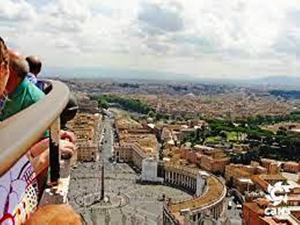 Фото мутное, но я его для наглядности размещаю, обратите внимание на заграждения - они не вызывают чувство опасности, достаточно высокие и не мешают увидеть красоту Рима👉