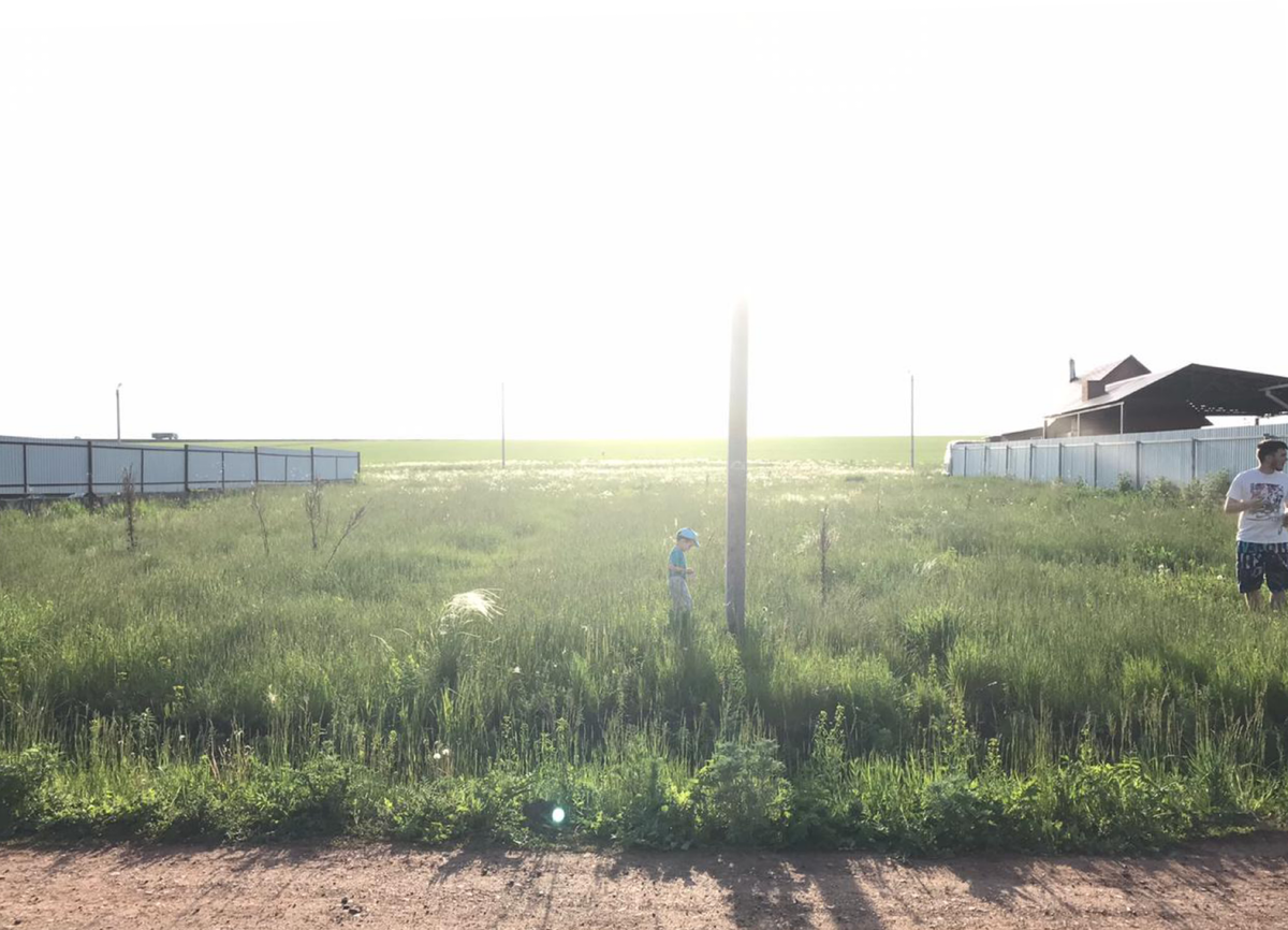 Вот и он собственной персоны. На этом участке мы творим по сей день. Сейчас он выглядит  по другому, вы об этом узнаете позже). На это фото мы с сыном осматриваем участок после покупки)