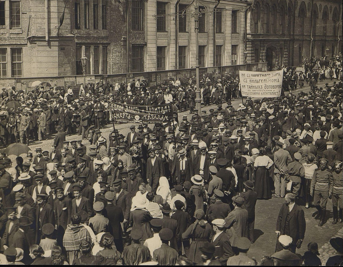 Против вооруженного восстания выступили. Демонстрация на Невском проспекте 1917. Петроград июль 1917. Июльская демонстрация в Петрограде в 1917.