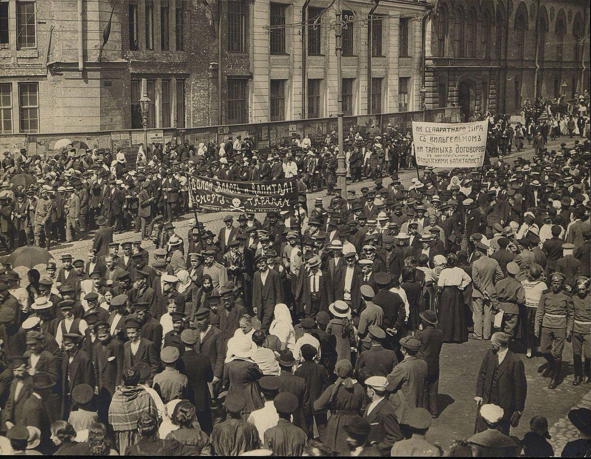 Большевики осенью 1917. Петроград июль 1917. Демонстрация на Невском проспекте 1917. Июльская демонстрация в Петрограде в 1917 году. Митинг Большевиков июль 1917.